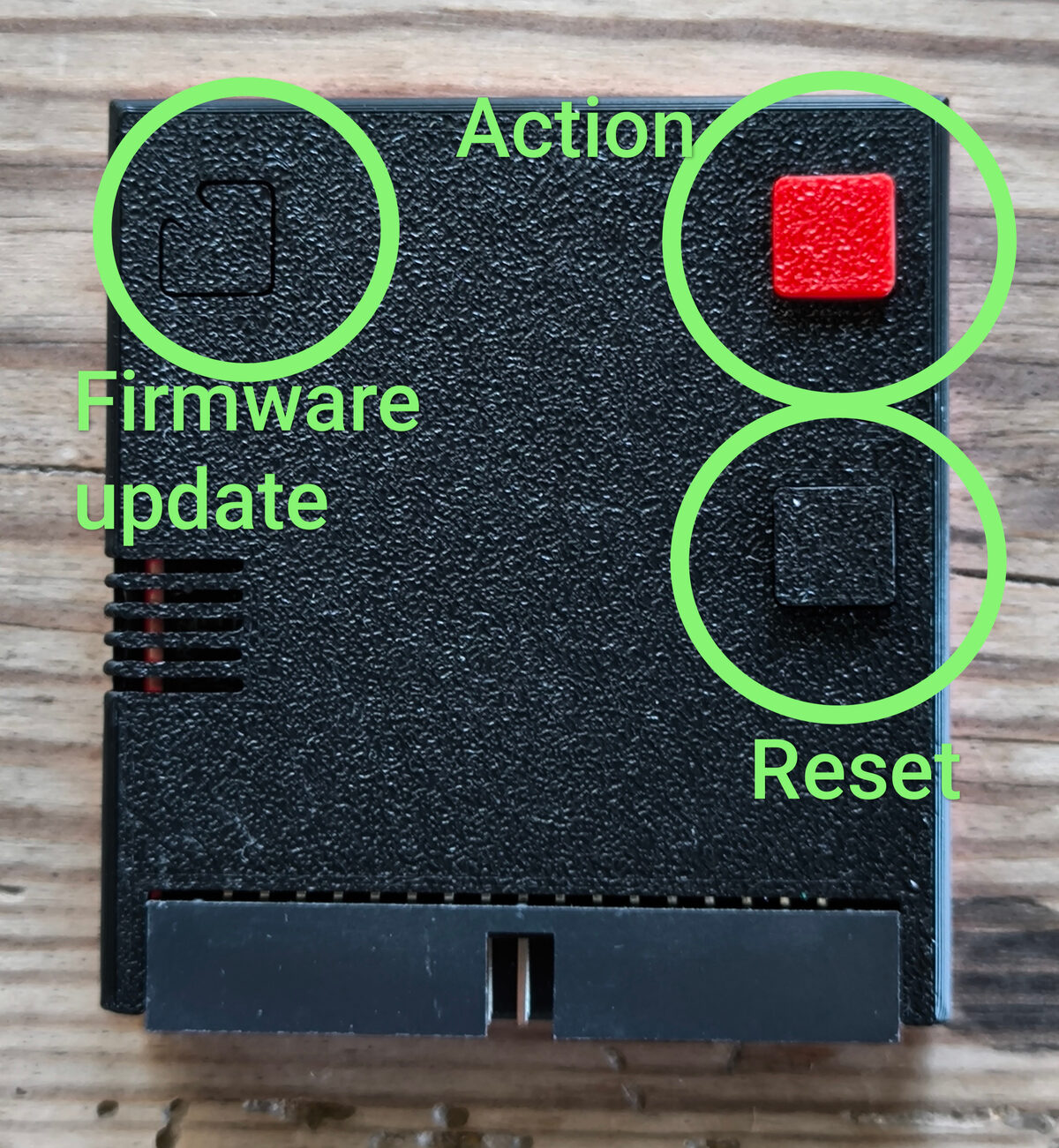 La carte LOCI dans son boîtier imprimé, vue de dessus : boutons Action (rouge), Reset et mise à jour firmware.
