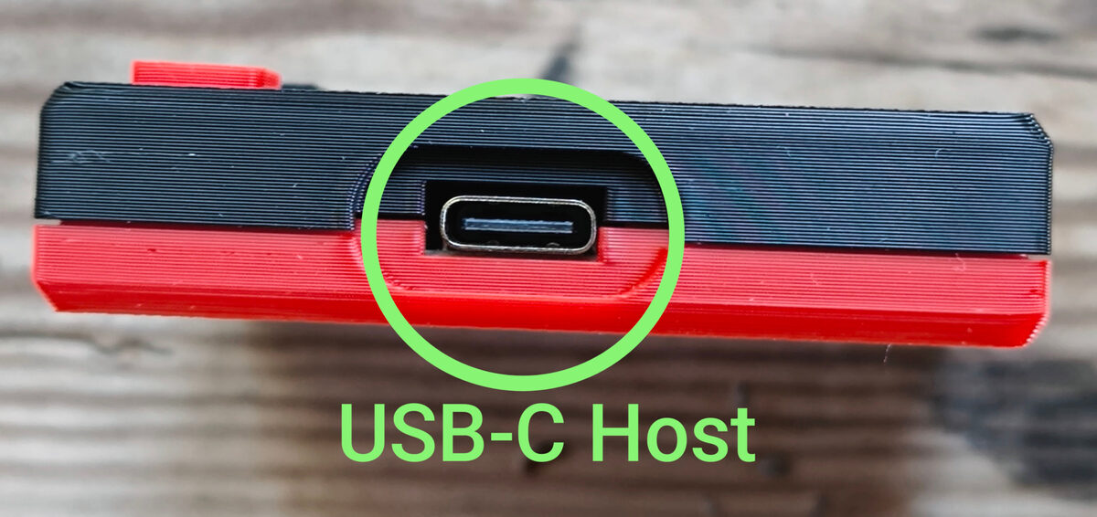 Port USB-C hôte de la carte LOCI, entouré, sur la tranche du boîtier.